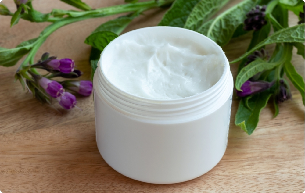 Kā pagatavot mājās gatavotu ziedi ar Comfrey?